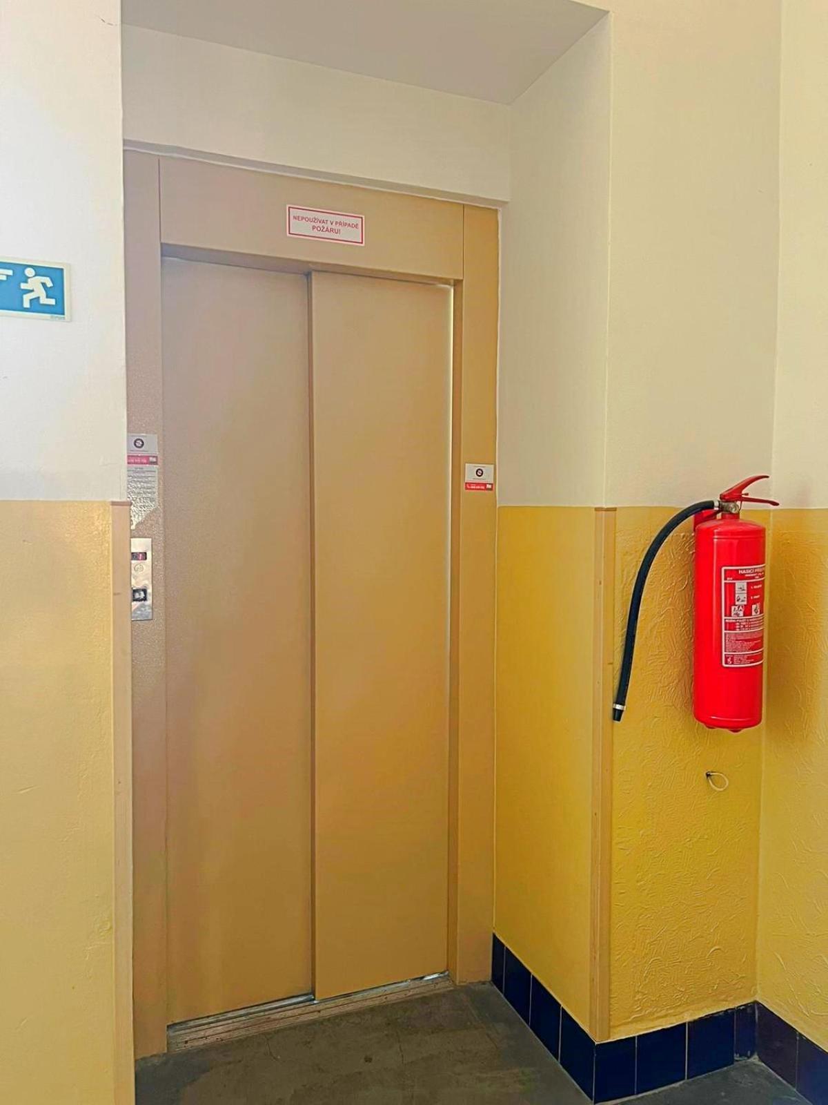 Mezonetovy Apartman V Centru Prague Luaran gambar